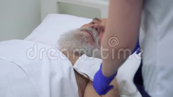 护士在电泳过程中检查老人视频的预览图