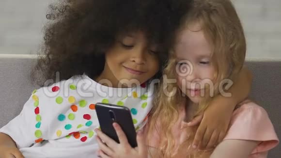小孩子用手机自拍年轻的社交媒体用户科技视频的预览图