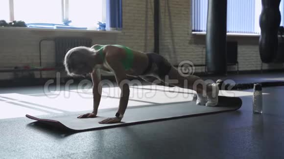 运动型美女做俯卧撑是她交叉健身健身锻炼的一部分视频的预览图