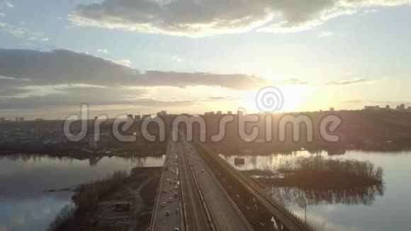 秋日阳光明媚的河上交通桥桥上汽车的鸟瞰图视频的预览图