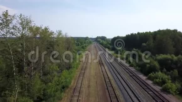 长长的空铁路沿着绿树丛延伸景色优美视频的预览图