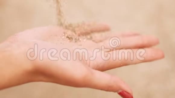 沙子从女人的手指滑过视频的预览图