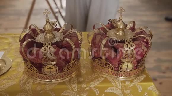 婚礼的教堂属性金冠在祭坛上视频的预览图