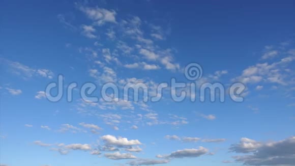 晴空丽云时光流逝阳光明媚的一天美丽的天空视频的预览图