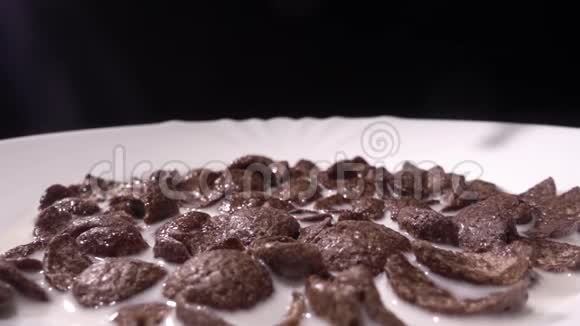 健康饮食的足迹早晨的早餐牛奶被倒入巧克力可可片在一个白色的碗视频的预览图