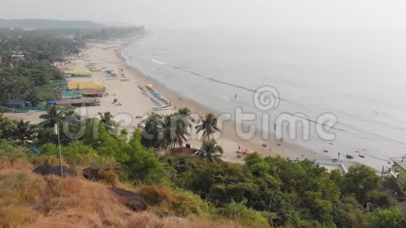 鸟瞰基督教十字山在Arambol印度视频的预览图