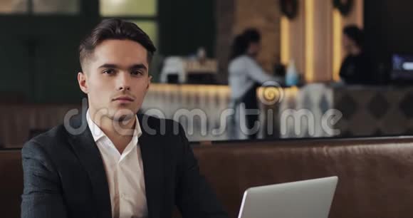 严肃的男性企业家在现代共享工作场所的肖像商业金融创始人成功理念视频的预览图