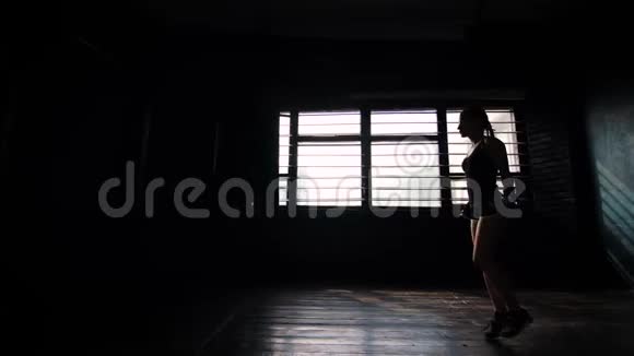 有目的的年轻女拳击手裹着绷带双手跳绳视频的预览图