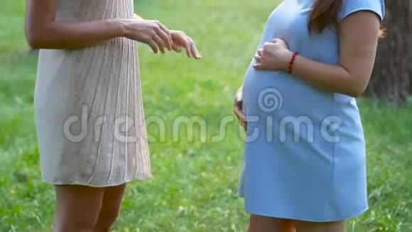 小女孩摸她怀孕的朋友肚子视频的预览图