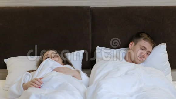 布兰克普夫妇睡床大战女棉被男子视频的预览图