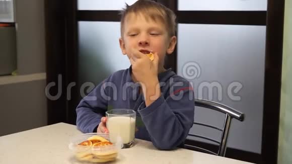 小男孩从杯子里喝牛奶视频的预览图