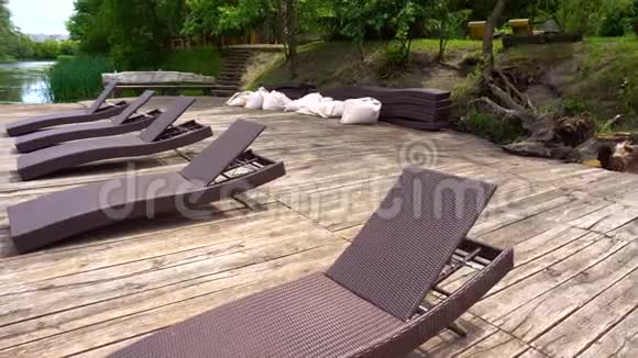木制码头带躺椅和放松枕头视频的预览图