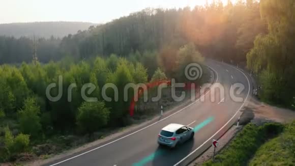 电动汽车在森林公路上行驶有技术辅助跟踪信息显示详细信息视频的预览图