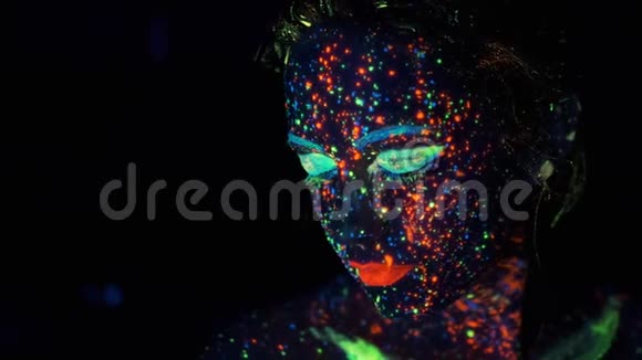 紫外线下的特写肖像在黑暗的油漆中涂上了辉光视频的预览图