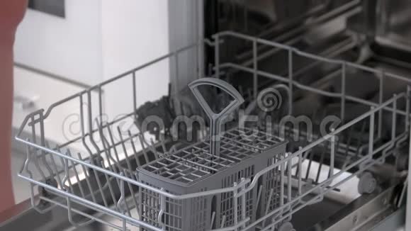 家里用洗碗机的女人视频的预览图