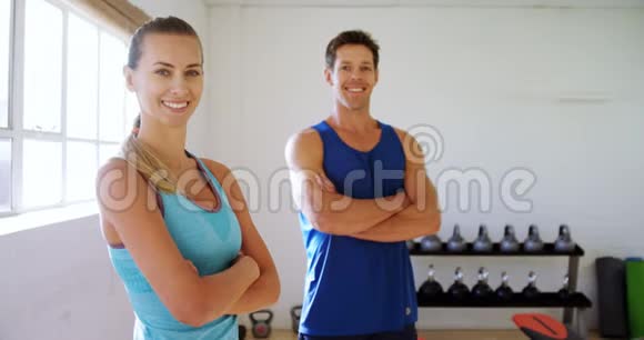 男人和女人双手交叉在健身房微笑视频的预览图