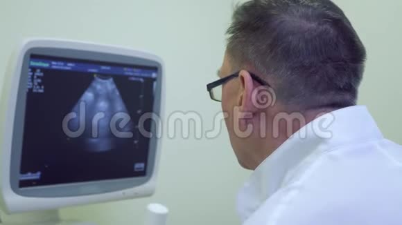 医生在看超声仪器的屏幕视频的预览图