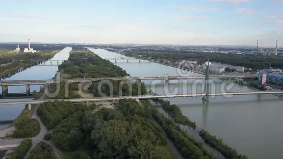 鸟瞰现代维也纳城市飞越多瑙河大桥穿越交通视频的预览图