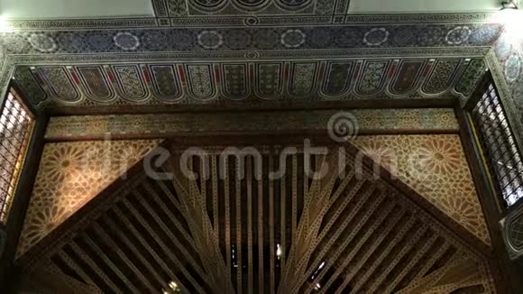古马格里布天花板的底部视图摩洛哥建筑传统阿拉伯设计RichRiyadDarSiSaid马赛克视频的预览图