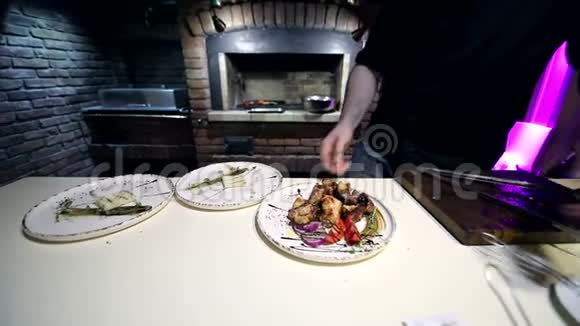 厨师浇汁和调味片的成品烤肉视频的预览图