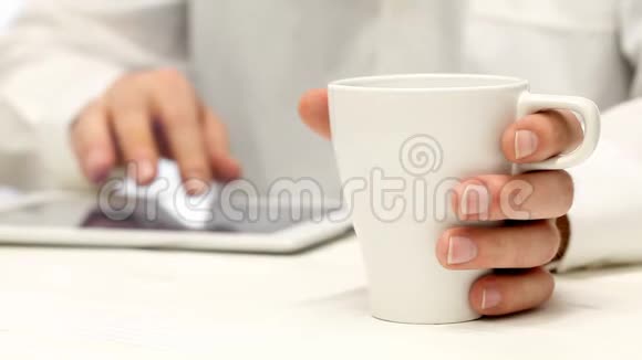 在咖啡休息期间使用平板电脑视频的预览图