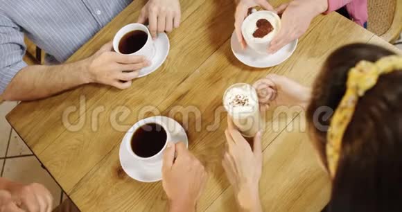 一群朋友喝黑咖啡和卡布奇诺4k视频的预览图