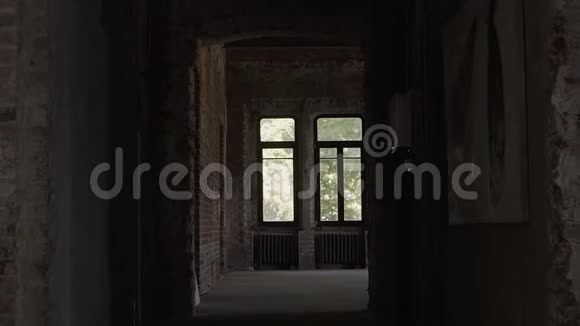 在一座废弃的建筑里摄像视频的预览图