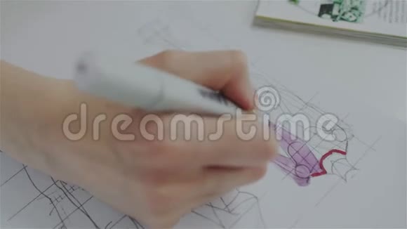 特写镜头女时装设计师用记号笔绘制服装草图妇女在白纸上的着装大纲视频的预览图