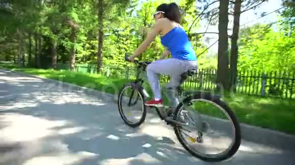 骑自行车的女人骑自行车夏天骑自行车运动的女人女性自行车户外活动健康生活视频的预览图