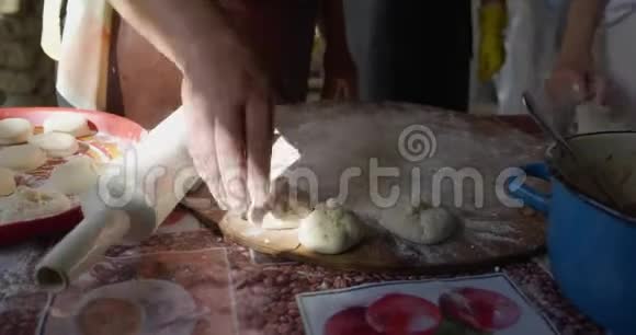 女人烹制格鲁吉亚传统酥饼视频的预览图