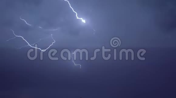 暴风雨的天空中一道令人印象深刻的闪电视频的预览图
