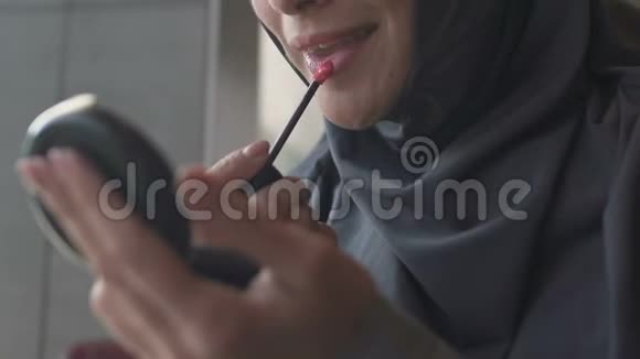 戴头巾涂口红的女孩伊斯兰妇女化妆品的宗教禁令视频的预览图