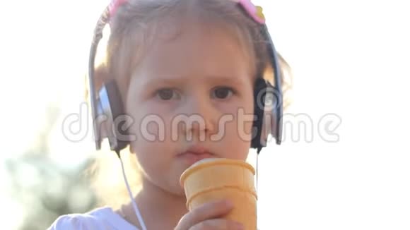 耳机里的小女孩听音乐吃冰淇淋视频的预览图