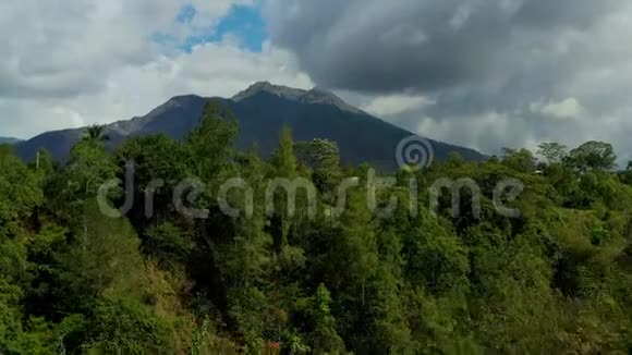 接近巴图尔火山无人机镜头视频的预览图