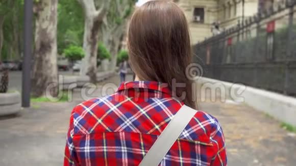 女人慢吞吞地走在街上从女性独自在罗马度假的背后看视频的预览图