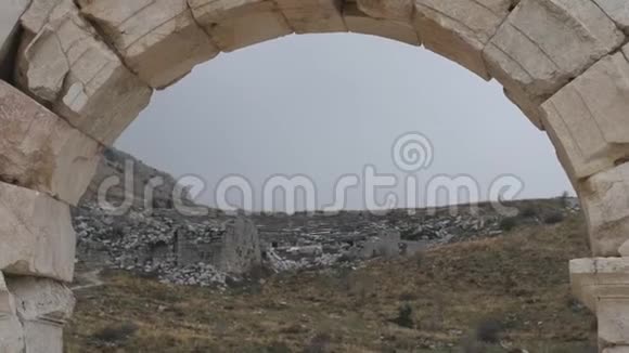伊斯巴塔或土耳其布尔杜尔的萨加拉索斯古剧院的废墟视频的预览图