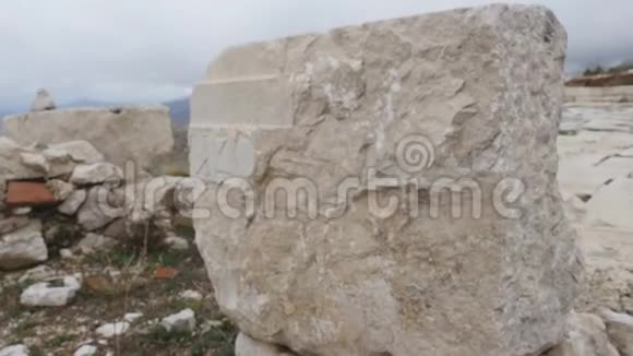 在萨加拉索斯雕刻希腊人的古石视频的预览图