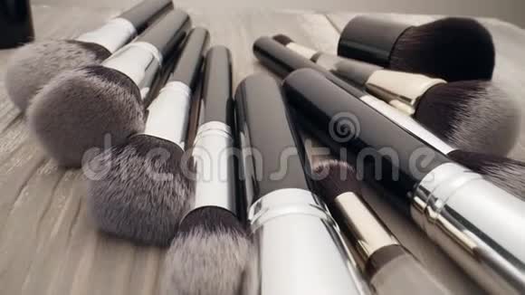 化妆品和美容理念木桌上的化妆刷视频的预览图