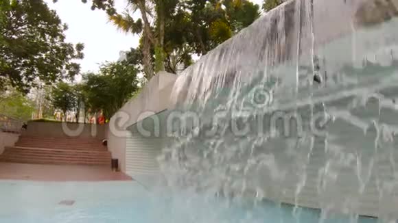 公园内的人工瀑布环绕着KulalaLumpur塔视频的预览图