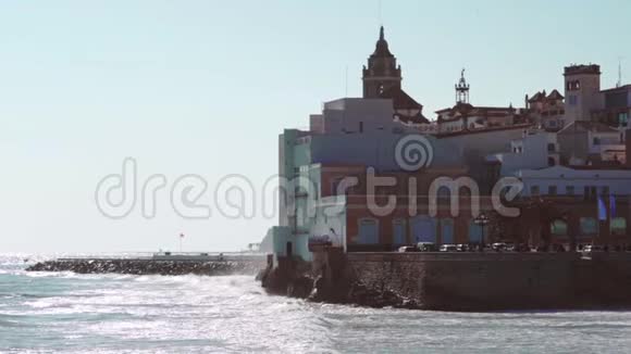 慢动作波在西班牙巴塞罗那省锡奇斯坠毁视频的预览图