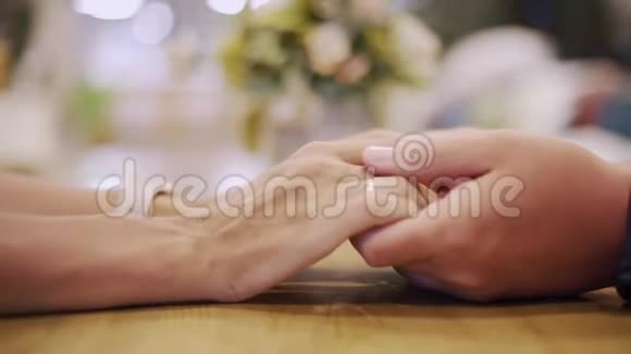 男手抚摸女手晚上在餐厅浪漫约会女人在桌上摸着手的女朋友视频的预览图