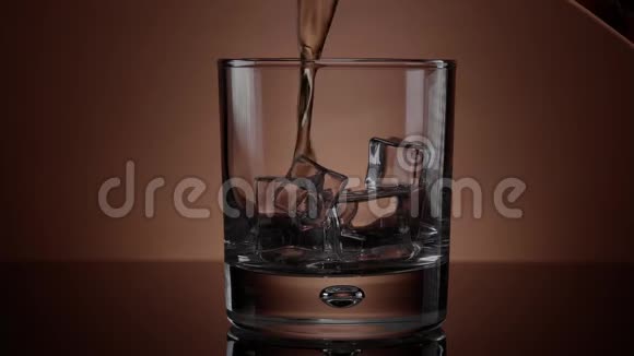 在杯子里喝威士忌加冰漂亮的慢镜头视频的预览图