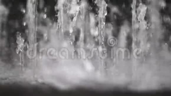 喷泉在缓慢的运动中溅起水花视频的预览图