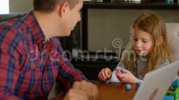 父亲和女儿在客厅玩粘土视频的预览图