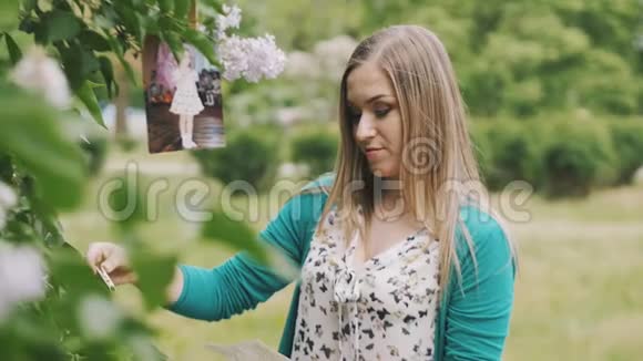 女孩把照片挂在树上视频的预览图