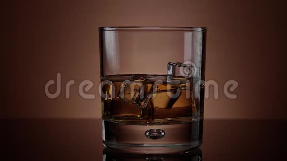 威士忌在岩石上慢镜头一杯威士忌视频的预览图
