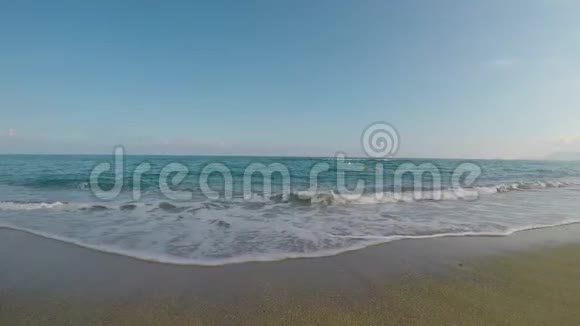 波浪向海滩跳跃视频的预览图