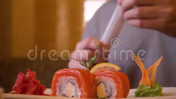日本饭馆吃寿司卷的男性分筷视频的预览图