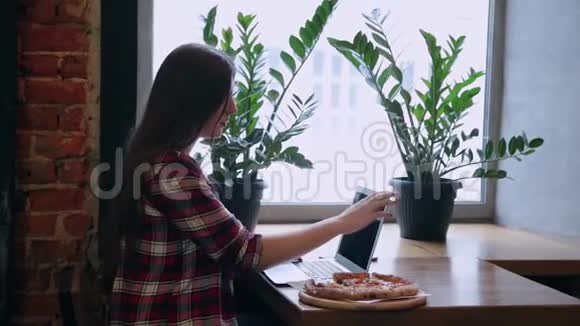 漂亮迷人的商务女性在餐桌旁的咖啡馆工作后关闭了笔记本电脑视频的预览图