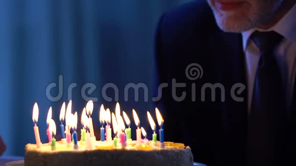快乐的老人吹灭蛋糕蜡烛庆祝生日幸福视频的预览图